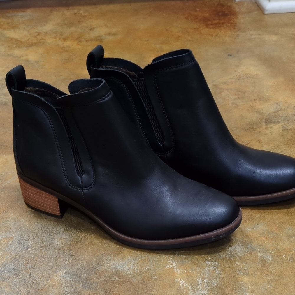 NWOT, Korks Black Leather Ankle Booties, Size 7